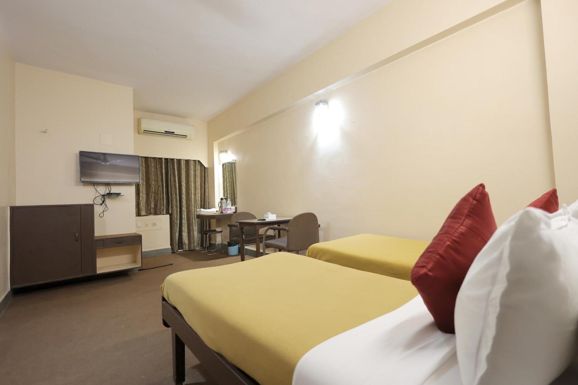 Hotel Hospice Surat Dış mekan fotoğraf