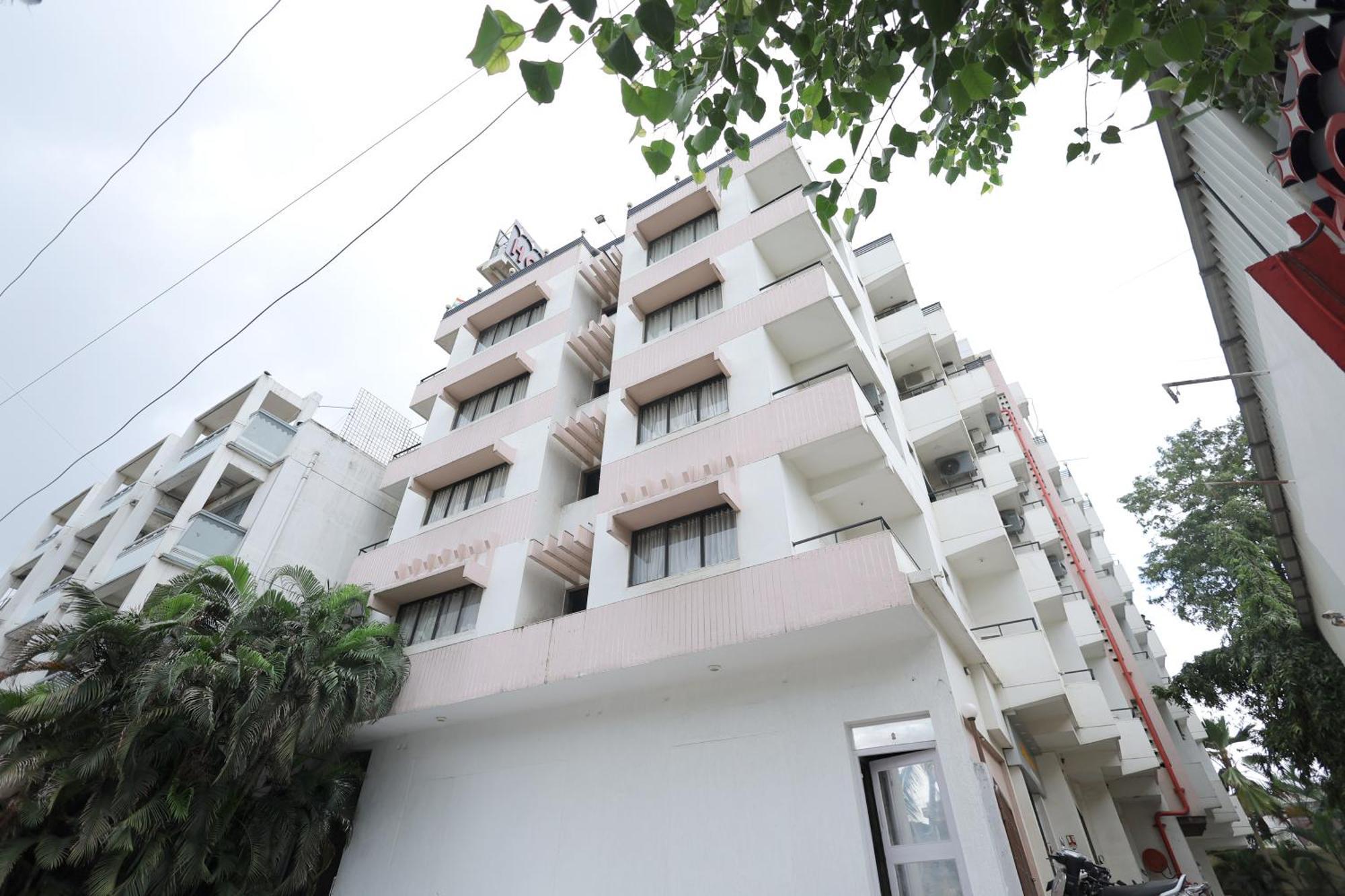 Hotel Hospice Surat Dış mekan fotoğraf