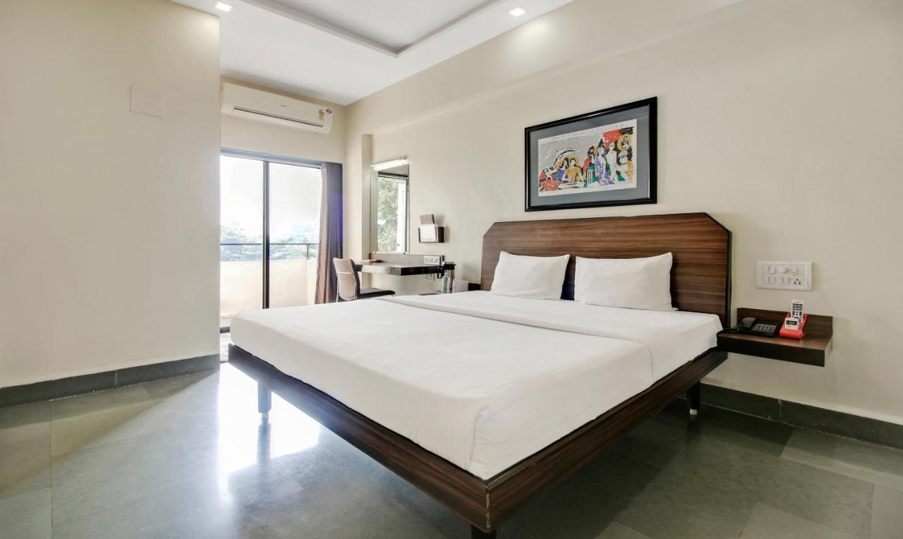Hotel Hospice Surat Dış mekan fotoğraf